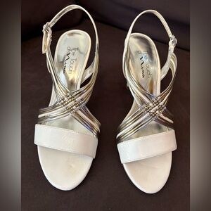 The Touch of Nina Women’s Dress Heels-White wSilver/Gold - Sz 7.5